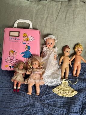 Lot of dolls and case 60’s & 70’s